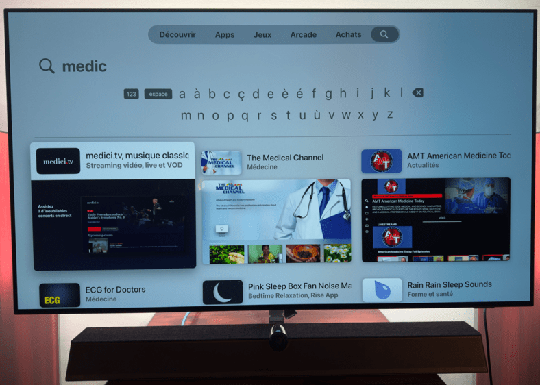 Écran de recherche d'applications médicales sur TV.