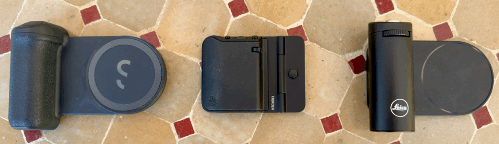 Trois supports pour appareils photo sur carrelage.