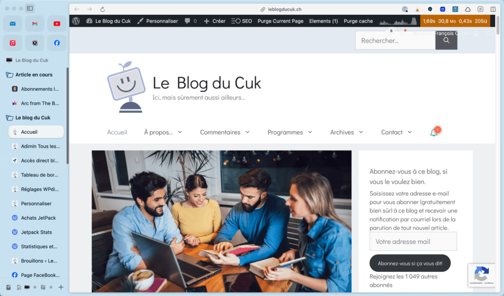 Personnes discutant autour d'un ordinateur portable. Arc