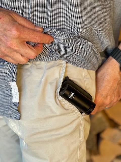 Appareil électronique dans la poche d'un pantalon.