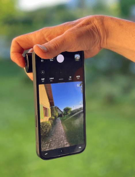 Main tenant un smartphone, photo jardin.