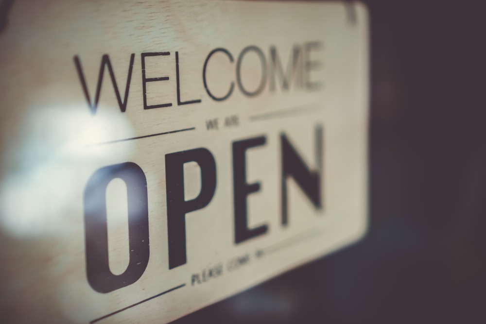 Panneau ouvert avec bienvenue