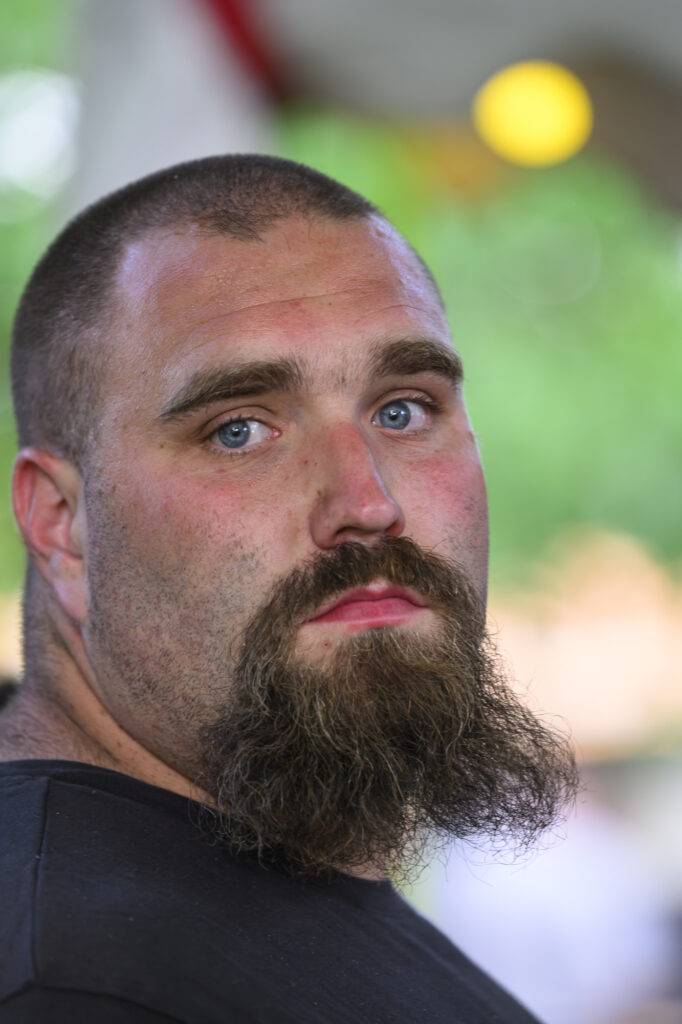 Portrait d'un homme barbu avec fond flou
