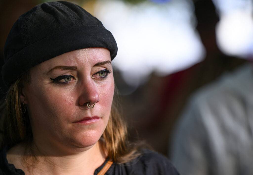 Personne pensive avec bonnet noir.