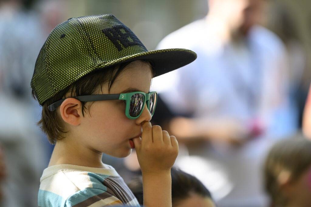 Enfant avec casquette et lunettes de soleil
