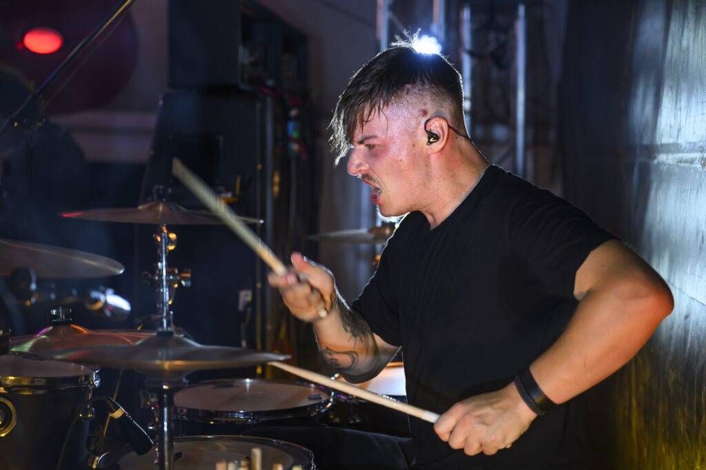 Batteur jouant intensément sur scène.