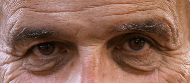 Gros plan sur les yeux vieillissants d'une personne.