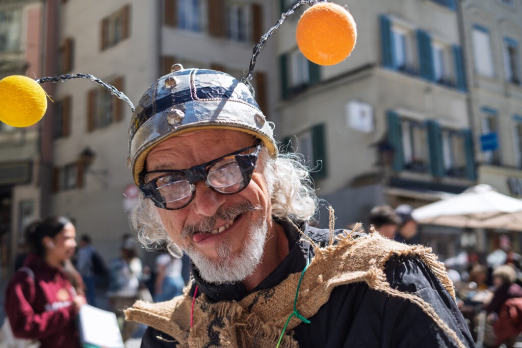 Homme souriant avec déguisement amusant dans la rue.