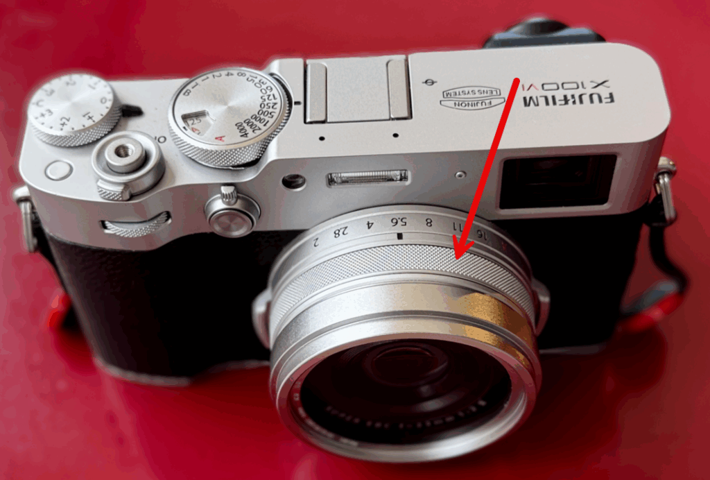 Appareil photo Fujifilm avec flèche rouge sur bague.