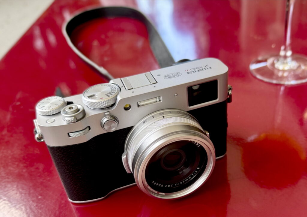 Appareil photo sur table rouge.