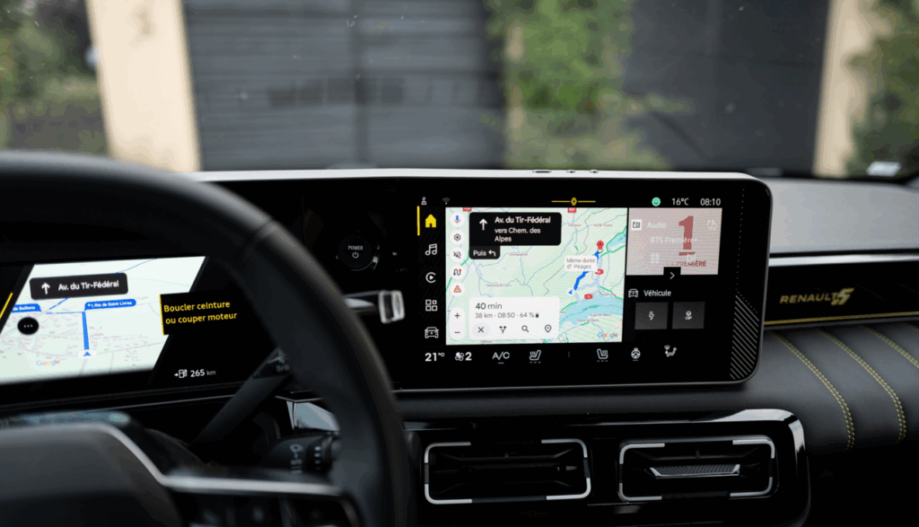 Écran GPS voiture avec instructions de navigation.
