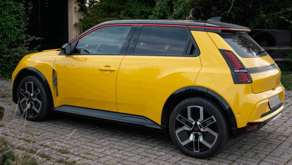 Voiture jaune garée sur une allée pavée.
