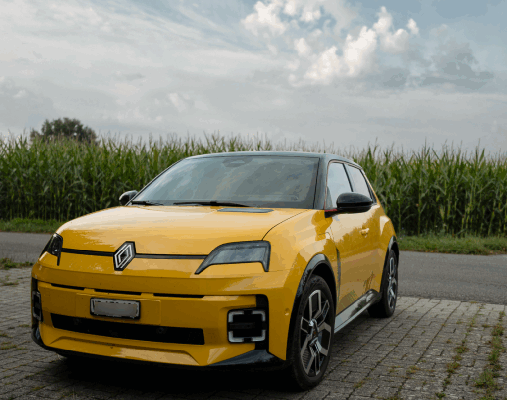 Voiture jaune garée devant un champ de maïs.