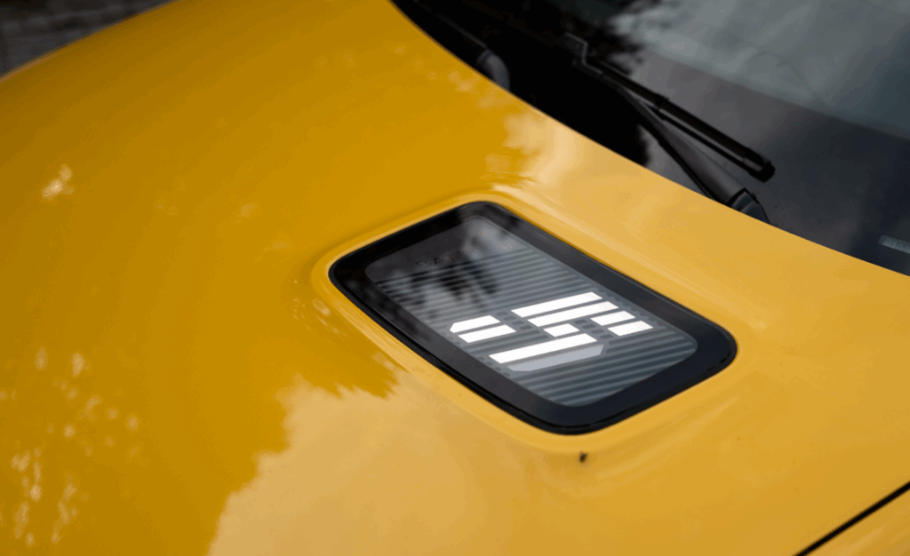 Capot de voiture jaune avec logo blanc