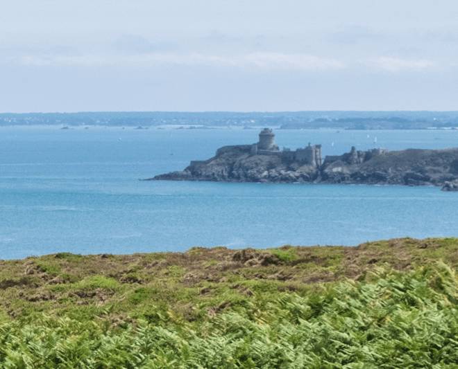 Fortification sur une presqu'île devant la mer.