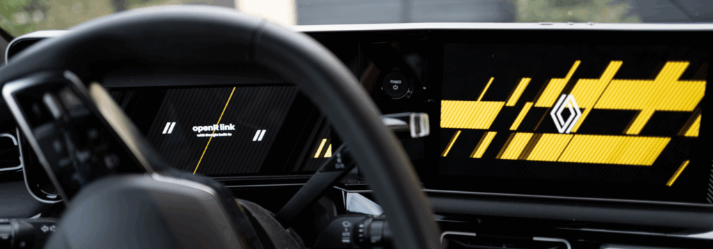 Écran de voiture avec logo et motifs jaunes.