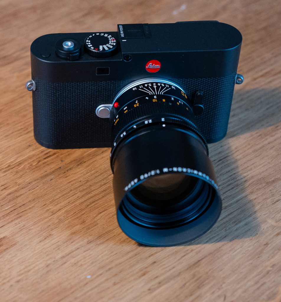 Appareil photo noir sur table en bois.