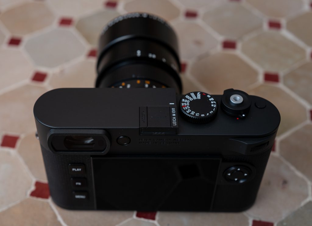 Appareil photo noir sur table en mosaïque.