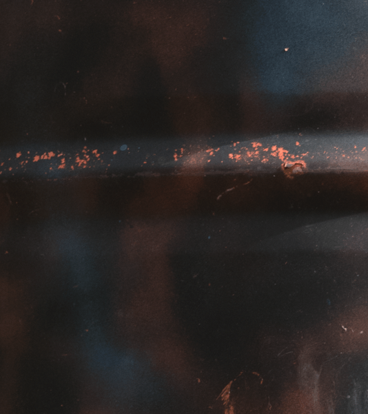 Texture abstraite et rouille, tons sombres.