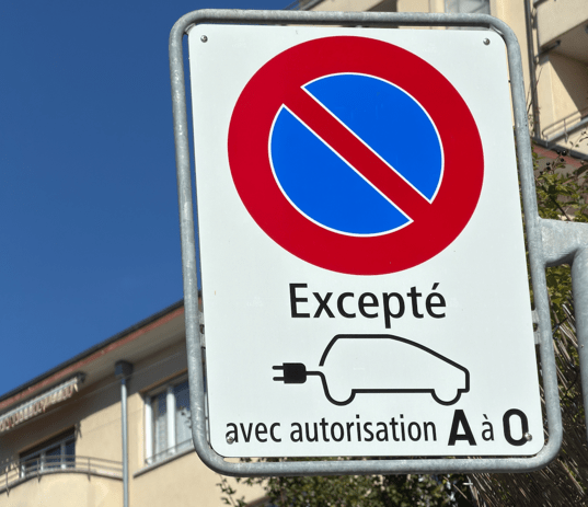 Panneau interdiction sauf véhicules électriques autorisés.