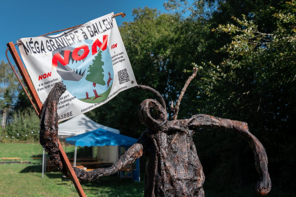 Statue tenant une banderole contre une carrière.