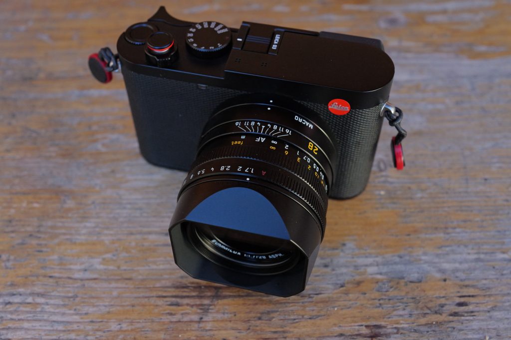 Appareil photo numérique sur table en bois.