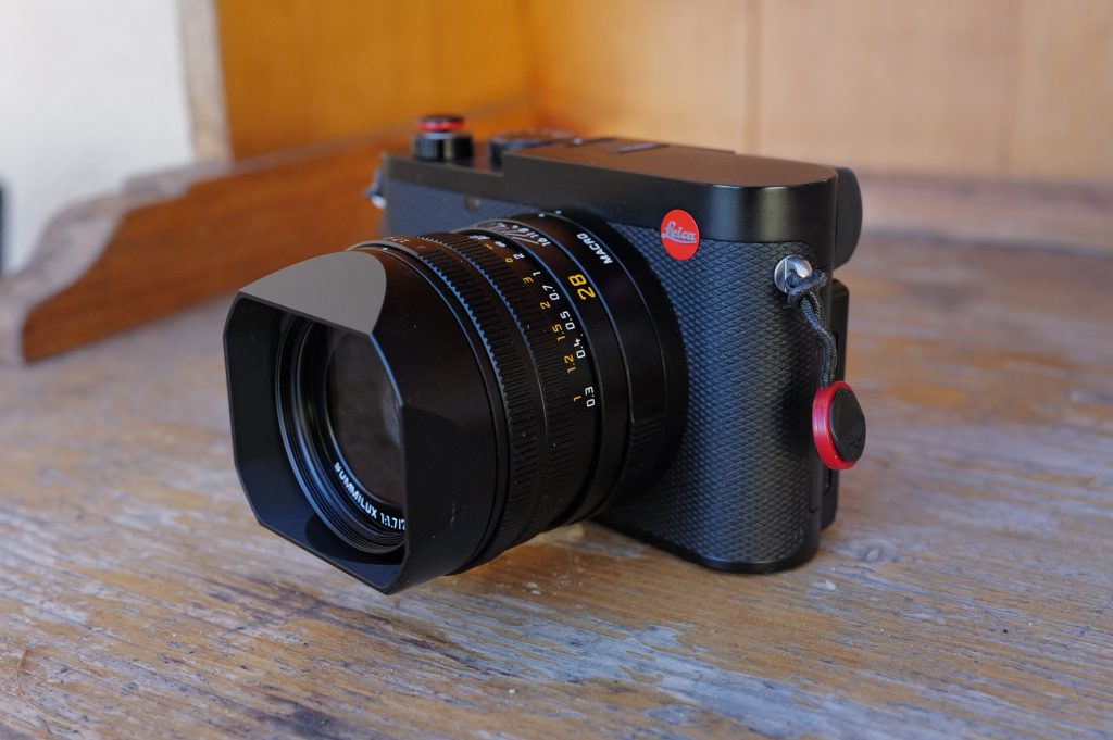 Appareil photo reflex sur table en bois.