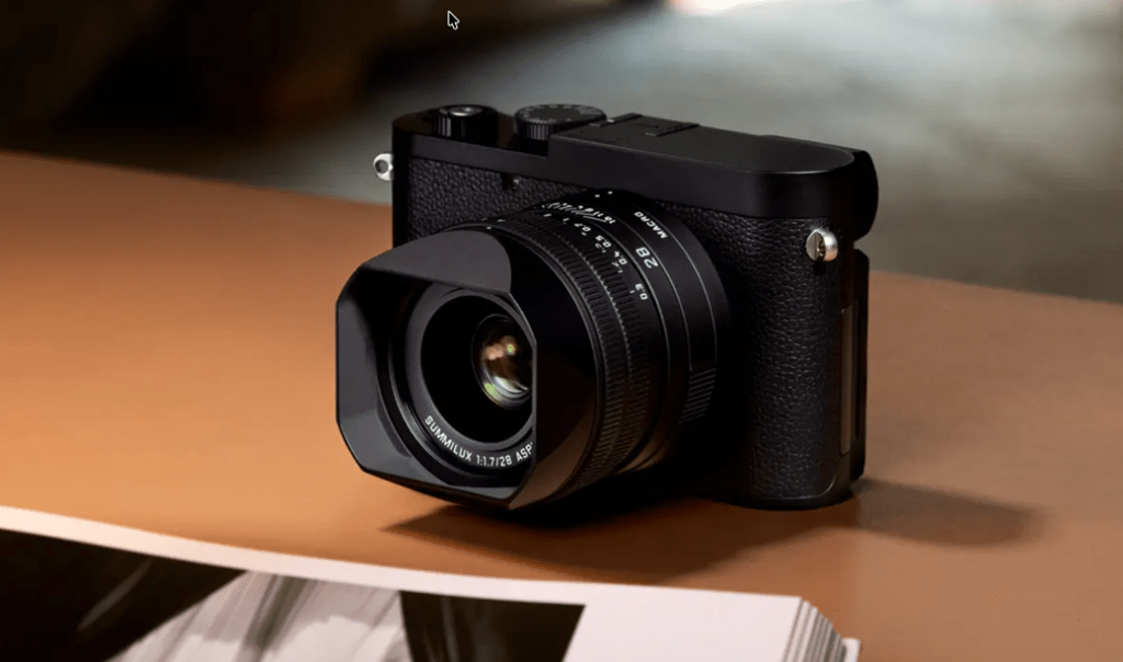 Appareil photo noir sur table beige.