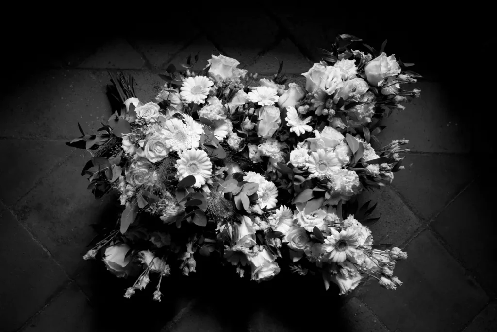 Bouquet de fleurs en noir et blanc.