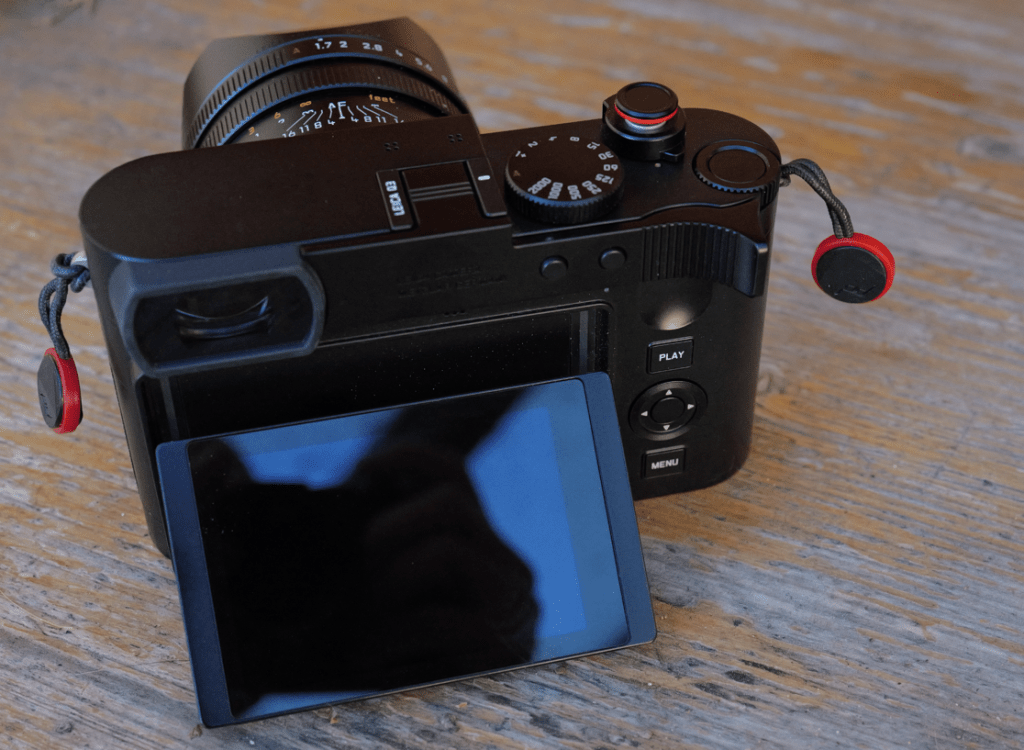 Appareil photo avec écran tactile inclinable.