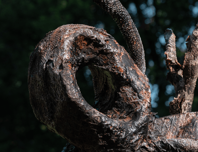 Sculpture abstraite en métal dans la nature.