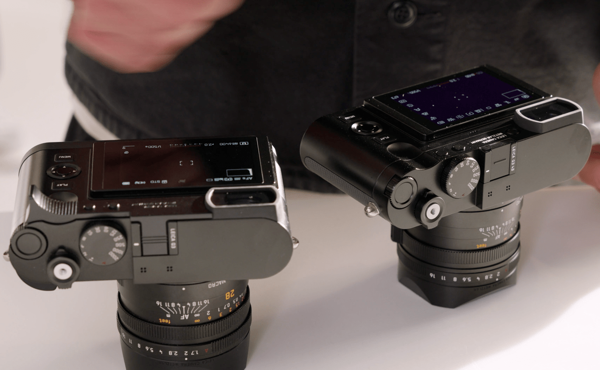 Deux appareils photo numériques sur une table blanche.