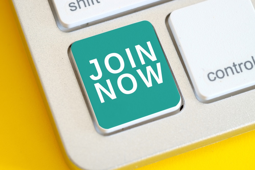 Touche clavier avec inscription 'Join Now'.