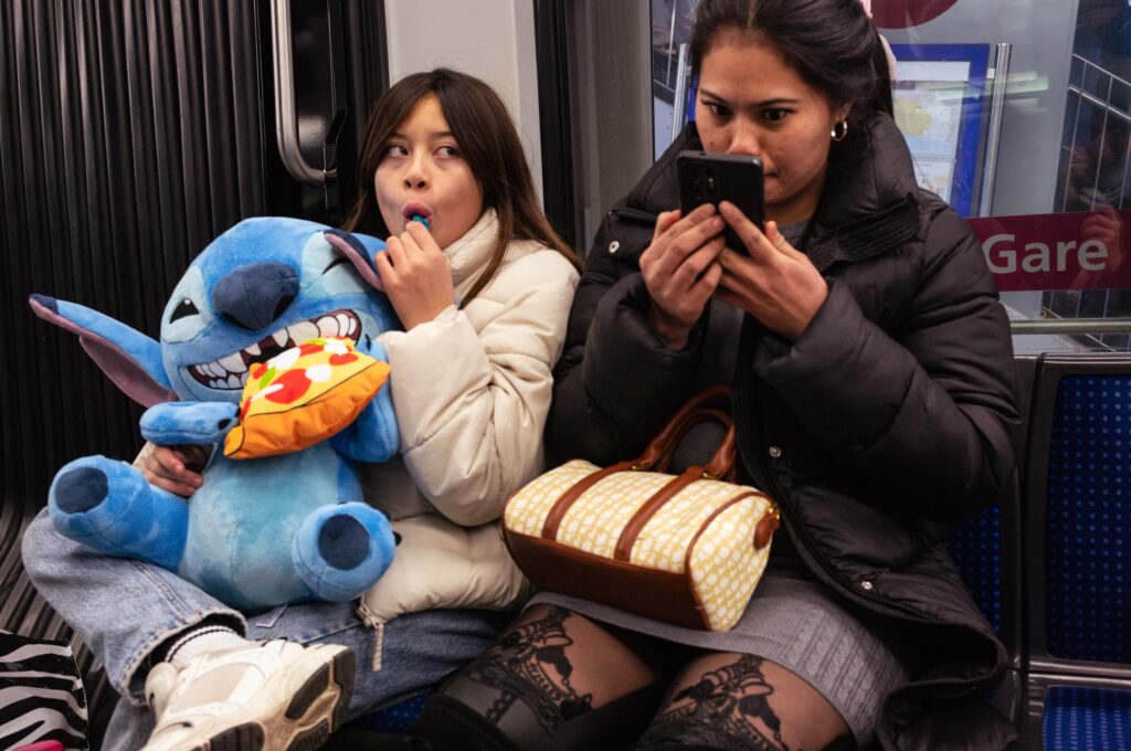 Deux femmes assises, une avec peluche bleue.