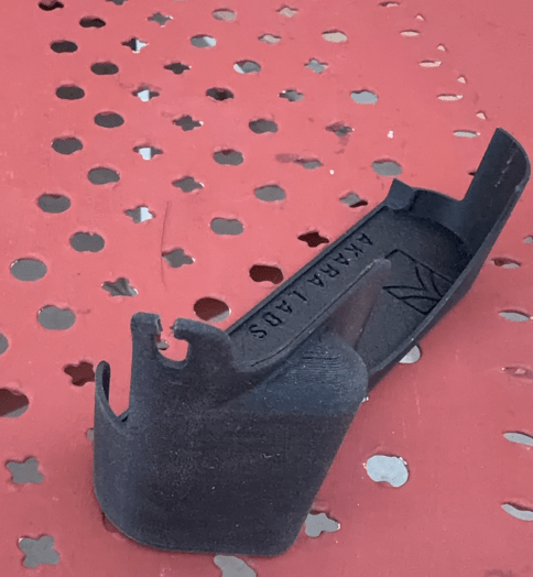 Pièce imprimée en 3D sur fond rouge.