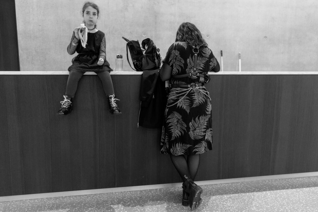 Enfant mangeant une banane sur un comptoir.