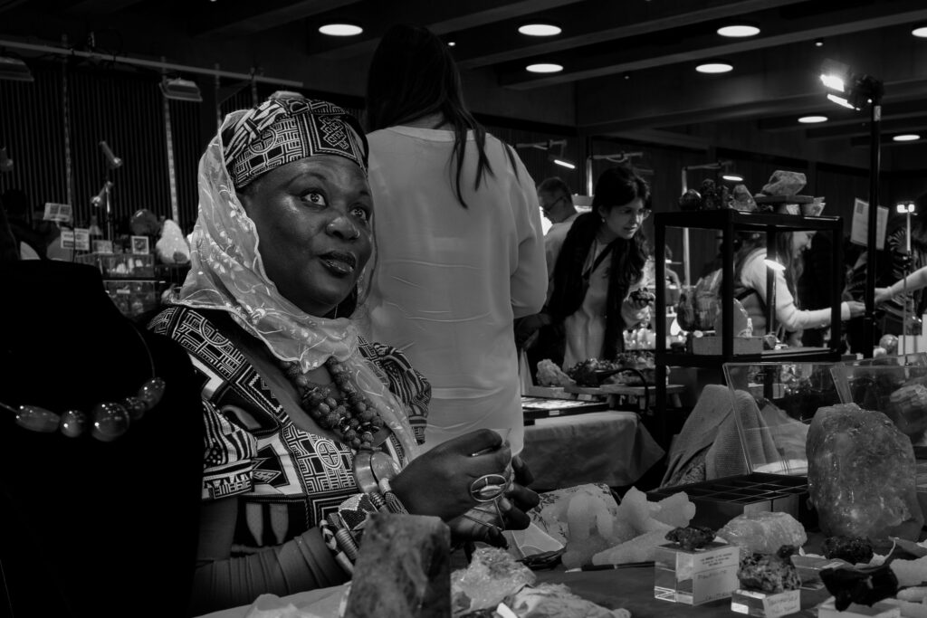 Femme à un stand de marché de minéraux.