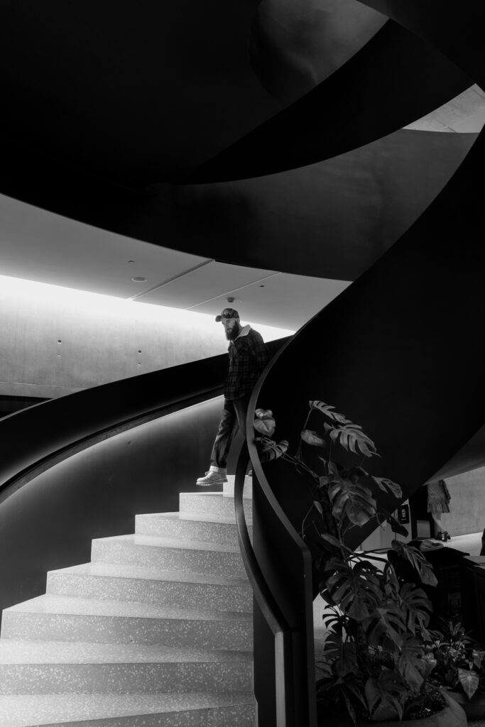 Homme descendant un escalier en colimaçon