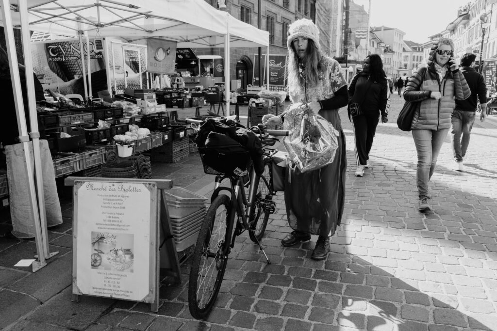 Femme avec vélo au marché extérieur