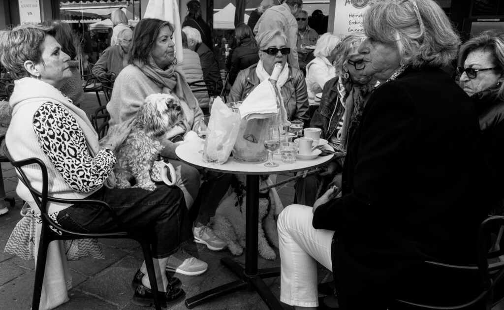 Groupe de personnes discutant autour d'une table.