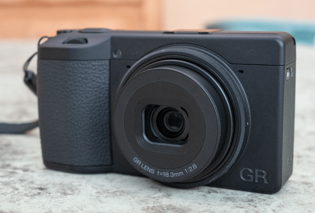 Appareil photo compact noir sur une table