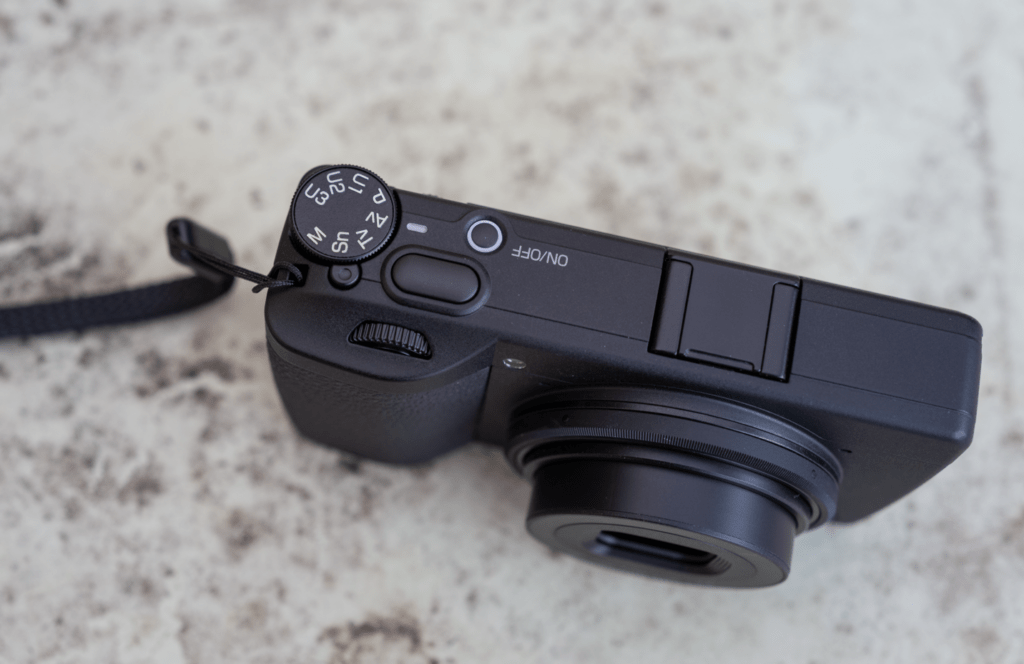 Appareil photo compact sur une surface marbrée