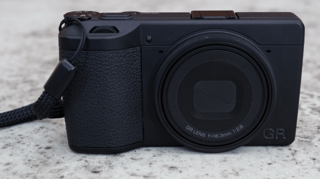 Appareil photo compact noir sur une surface