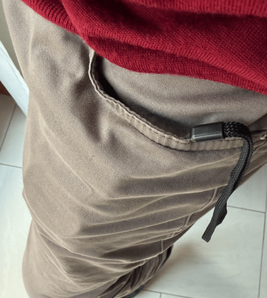 Vue en plongée d'un pantalon beige et sweat rouge
