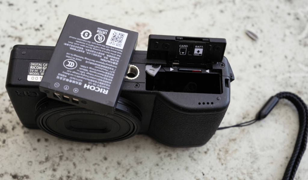 Appareil photo avec batterie retirée