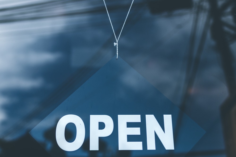 Panneau de magasin avec indication 'OPEN'.
