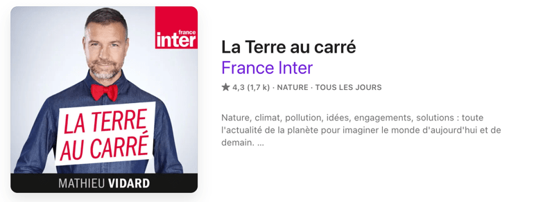 Homme tenant pancarte La Terre au carré