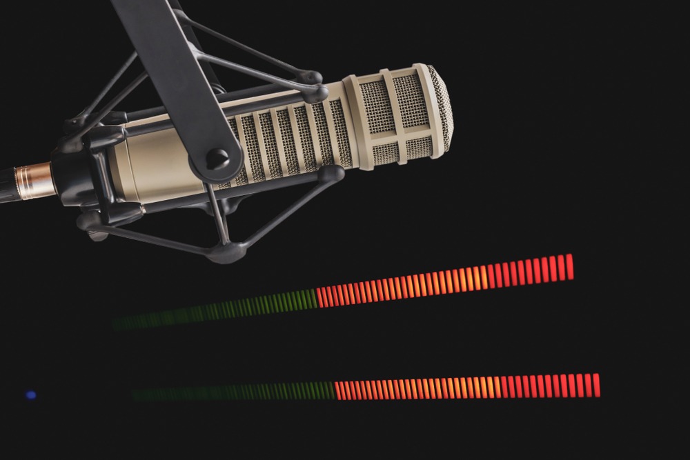 Microphone studio avec barres de niveau audio