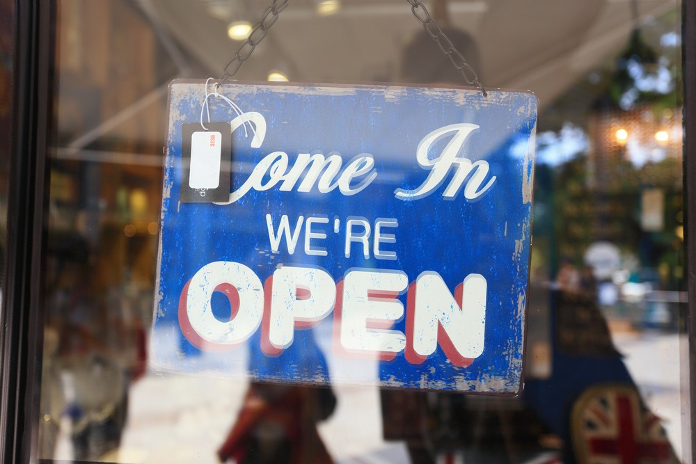 Panneau Nous sommes ouverts sur vitrine