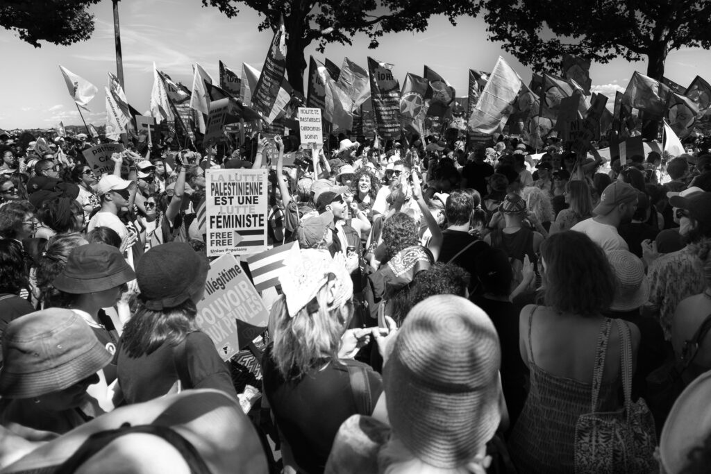 Manifestation avec drapeaux et pancartes pro-palestiniennes